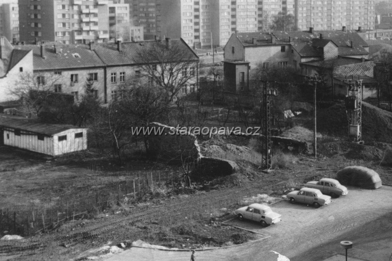 halkova (2).jpg - Hálkova ulice s ještě zbytky zbořených domů během asanace Kateřinek. V pozadí domy na původní Ratibořské ulici, které teprvé zbořené budou a za něma současná ulice Ratibořská. Foto z doby kolem roku 1980.
